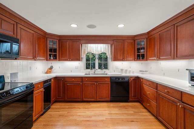 9 Oakley Rd, Dover, MA 02030