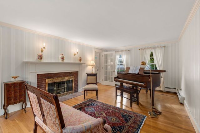 9 Oakley Rd, Dover, MA 02030