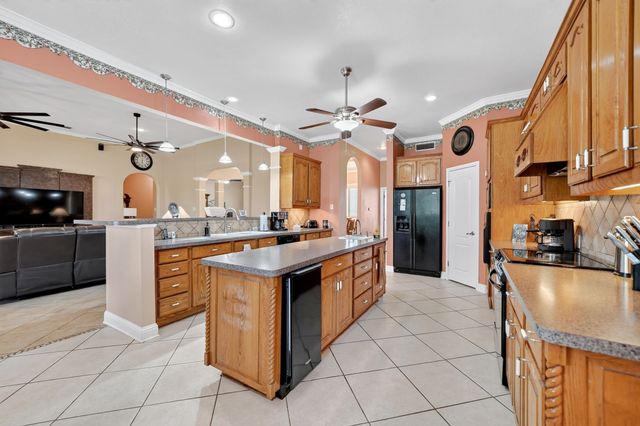 895 Vz County Road 3216, Wills Point, TX 75169