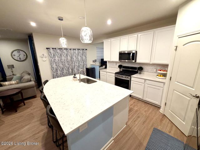 4633 Golden Eagle Dr, Louisville, KY 40245