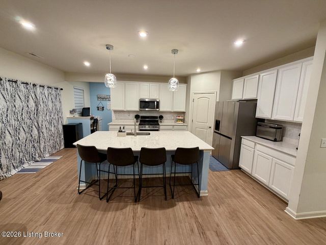 4633 Golden Eagle Dr, Louisville, KY 40245