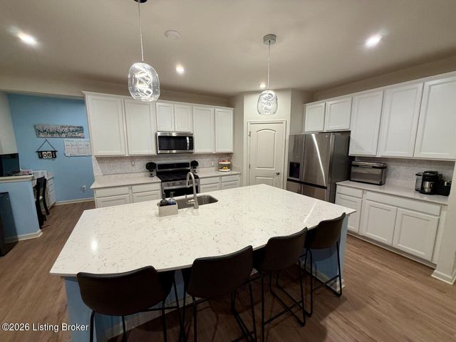 4633 Golden Eagle Dr, Louisville, KY 40245