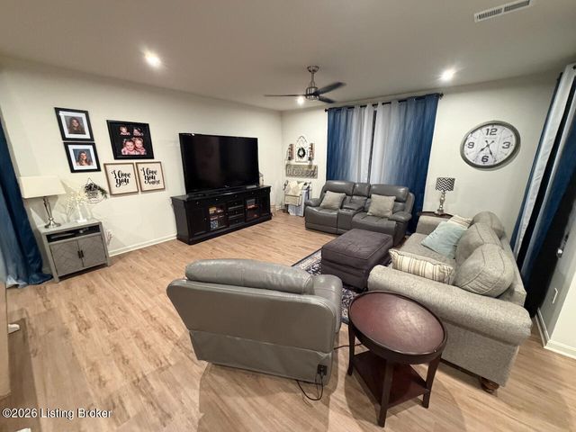 4633 Golden Eagle Dr, Louisville, KY 40245