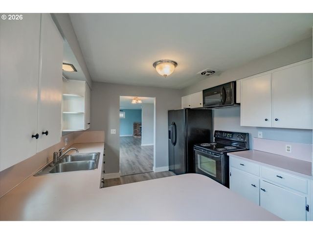 491 CLEVELAND St, Lebanon, OR 97355