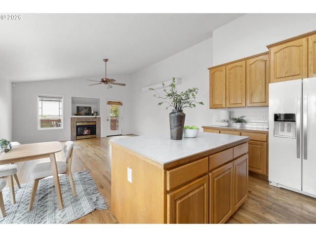 1251 Se Glacier Ln, Gresham, OR 97080