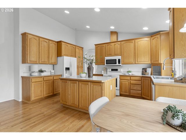 1251 Se Glacier Ln, Gresham, OR 97080
