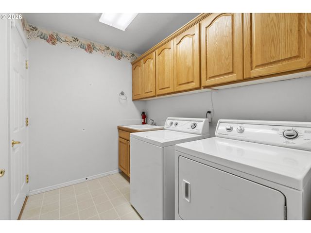 1251 Se Glacier Ln, Gresham, OR 97080