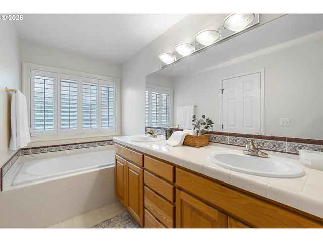 1251 Se Glacier Ln, Gresham, OR 97080