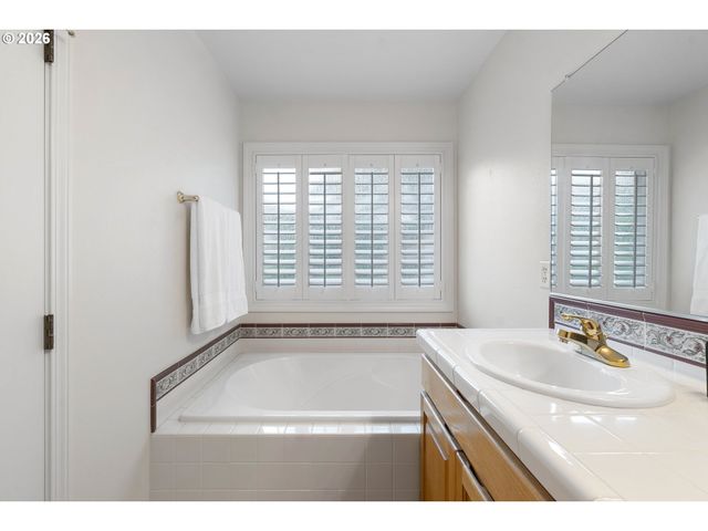 1251 Se Glacier Ln, Gresham, OR 97080