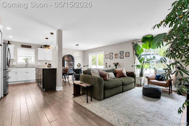 515 S Winding Drive, Waterford, MI 48328