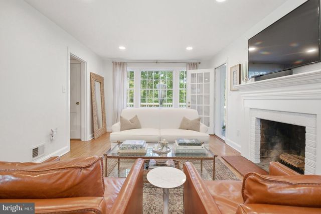 6032 GROVE DR, Alexandria, VA 22307