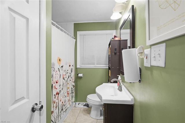 16 Rexford DR, Newport News, VA 23608