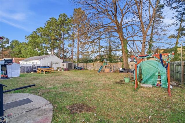 16 Rexford DR, Newport News, VA 23608