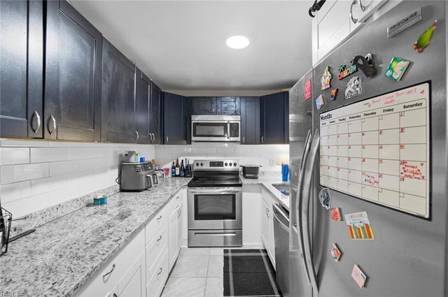 16 Rexford DR, Newport News, VA 23608