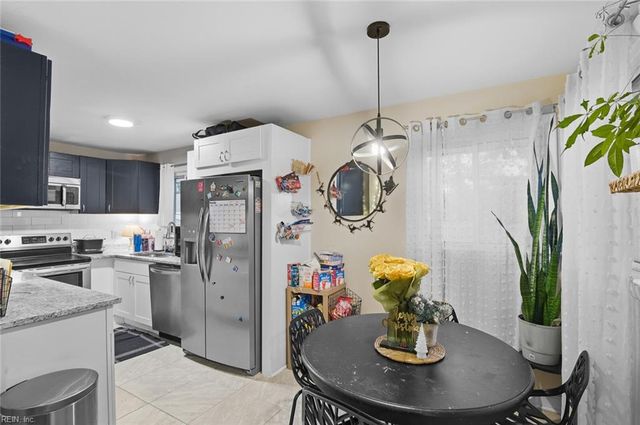 16 Rexford DR, Newport News, VA 23608