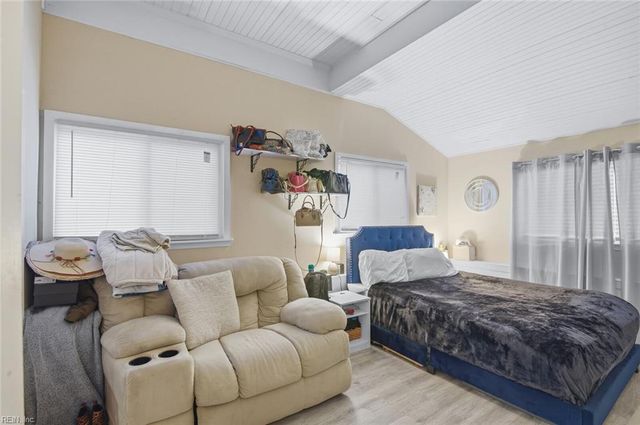 16 Rexford DR, Newport News, VA 23608