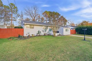 16 Rexford DR, Newport News, VA 23608