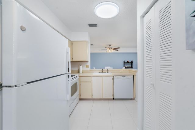 14897 Bal Moral Lane 206, Delray Beach, FL 33446