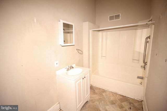 1002 BEVERLY RD, Burlington, NJ 08016