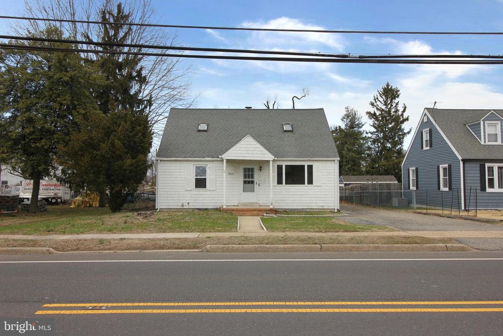 1002 BEVERLY RD, Burlington, NJ 08016