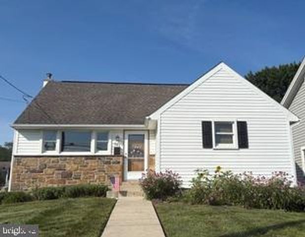 521 W CALLOWHILL ST, Perkasie, PA 18944