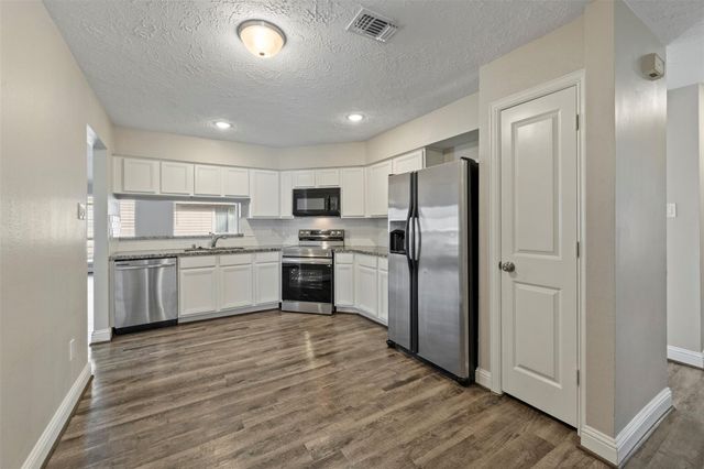 119 Wood Hollow Drive, League City, TX 77573