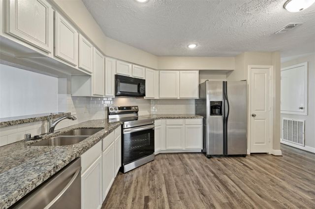 119 Wood Hollow Drive, League City, TX 77573