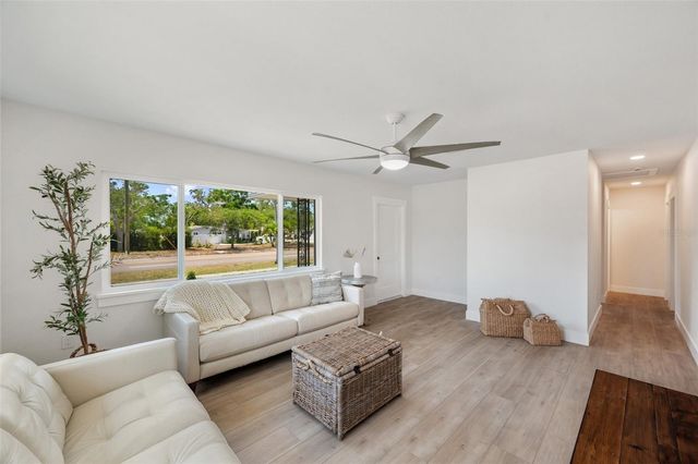 1401 49TH STREET N, St Petersburg, FL 33710