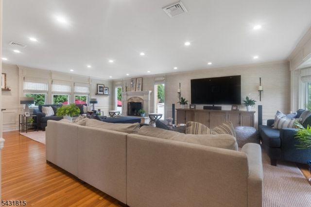 16 Trinity Pl, East Hanover Twp., NJ 07936