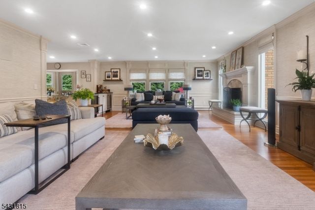 16 Trinity Pl, East Hanover Twp., NJ 07936