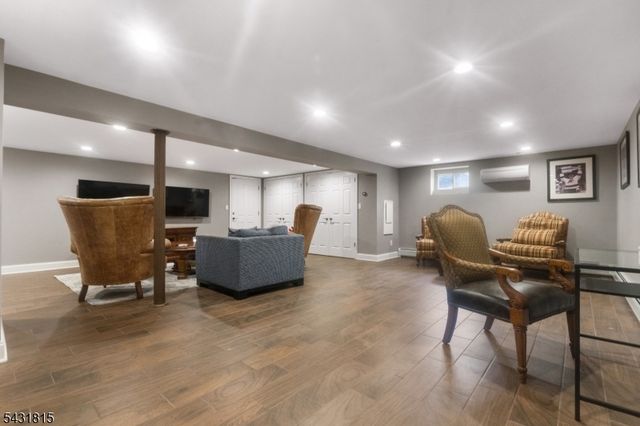 16 Trinity Pl, East Hanover Twp., NJ 07936