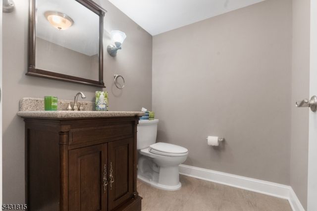 16 Trinity Pl, East Hanover Twp., NJ 07936
