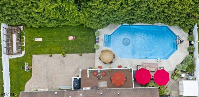 16 Trinity Pl, East Hanover Twp., NJ 07936