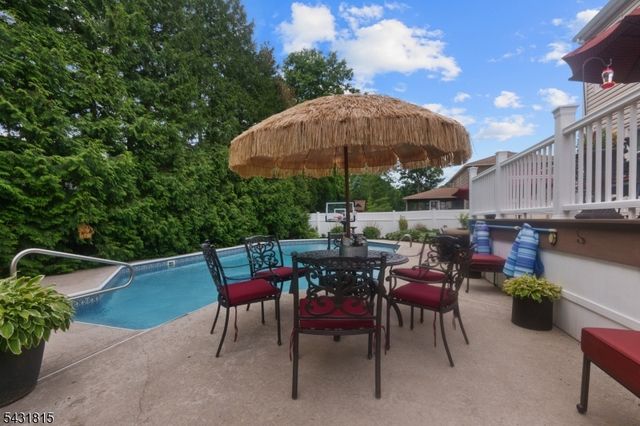 16 Trinity Pl, East Hanover Twp., NJ 07936