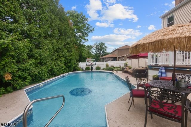 16 Trinity Pl, East Hanover Twp., NJ 07936