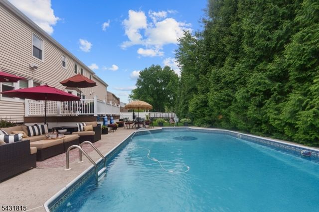 16 Trinity Pl, East Hanover Twp., NJ 07936