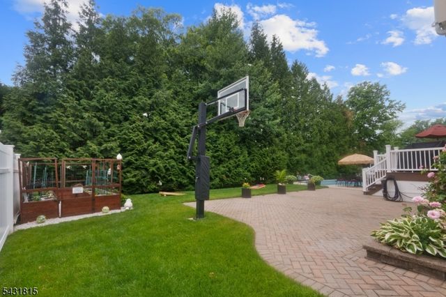 16 Trinity Pl, East Hanover Twp., NJ 07936