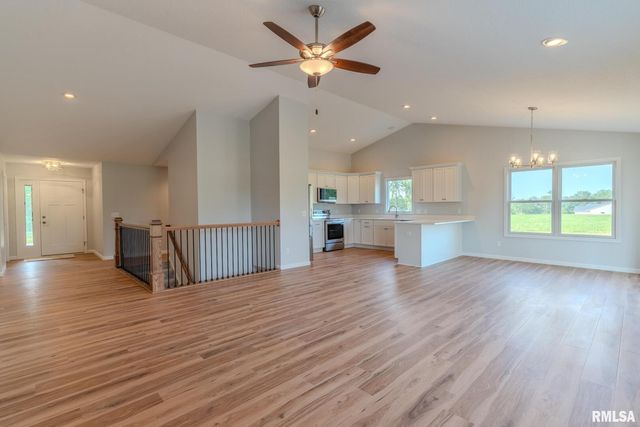 941 9TH Avenue N, Clinton, IA 52732