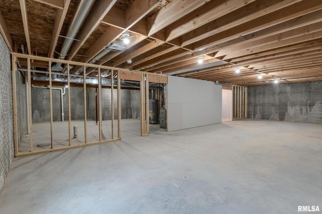 941 9TH Avenue N, Clinton, IA 52732