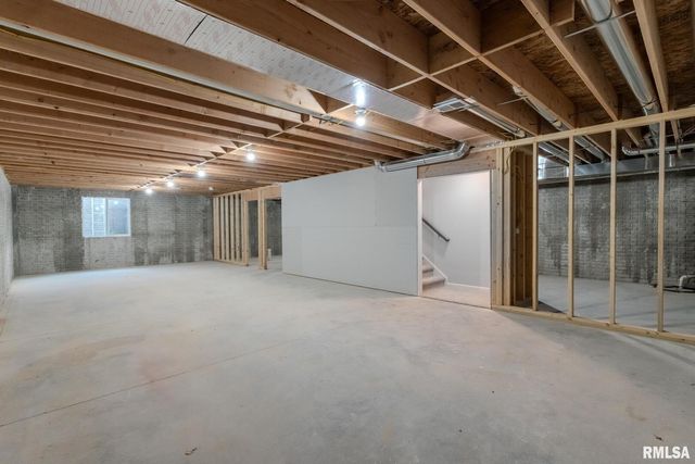 941 9TH Avenue N, Clinton, IA 52732