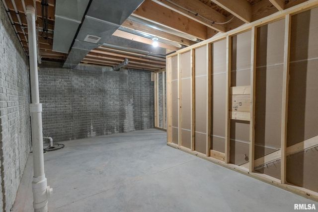 941 9TH Avenue N, Clinton, IA 52732