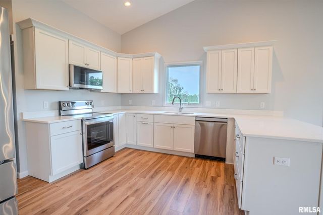 941 9TH Avenue N, Clinton, IA 52732