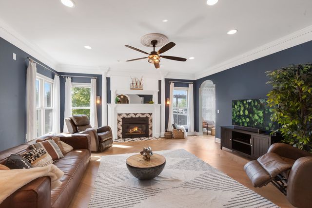 6N004 Westwood Lane, St. Charles, IL 60175