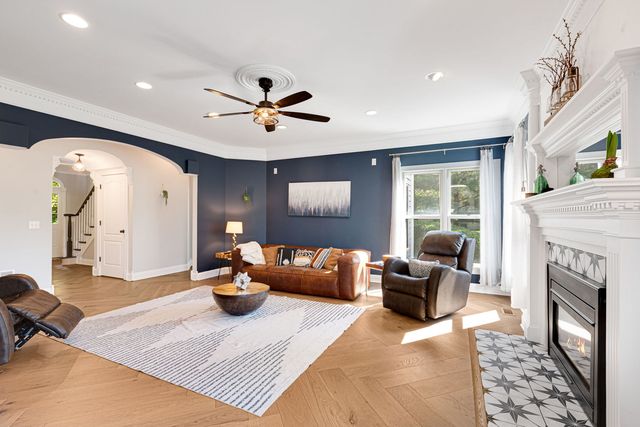 6N004 Westwood Lane, St. Charles, IL 60175