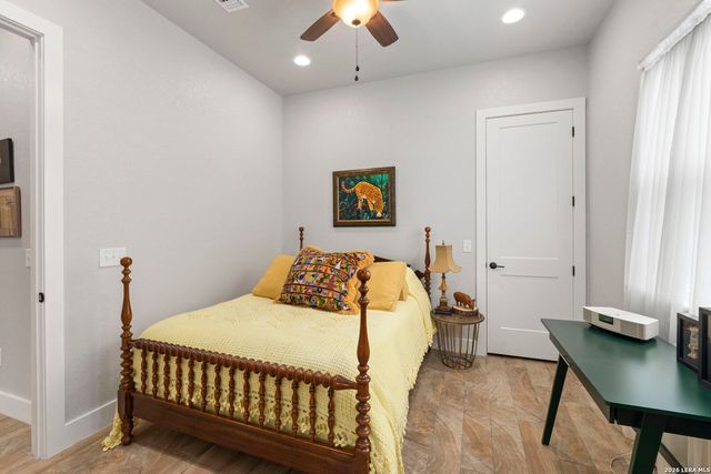 1916 SUMMIT TOP DR, Kerrville, TX 78028