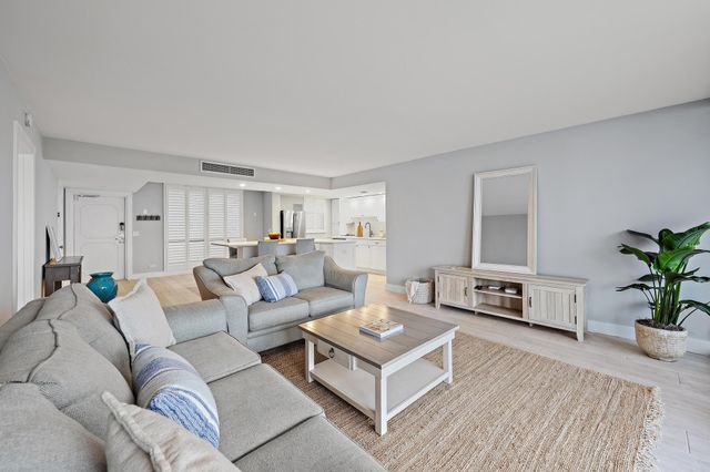 134 LAKESHORE Drive 316, North Palm Beach, FL 33408