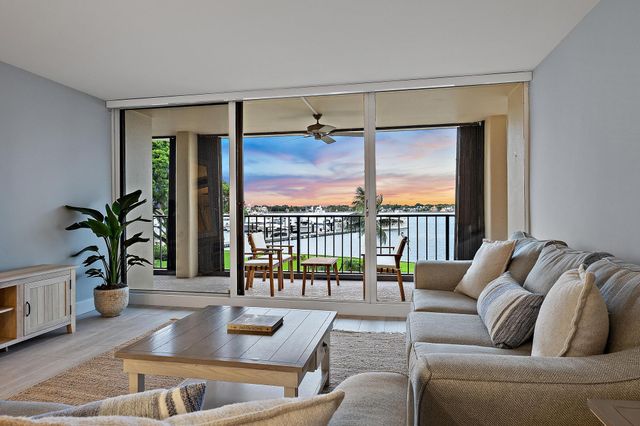 134 LAKESHORE Drive 316, North Palm Beach, FL 33408