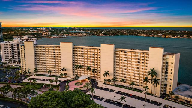 134 LAKESHORE Drive 316, North Palm Beach, FL 33408