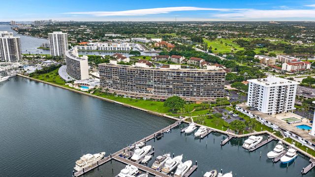 134 LAKESHORE Drive 316, North Palm Beach, FL 33408