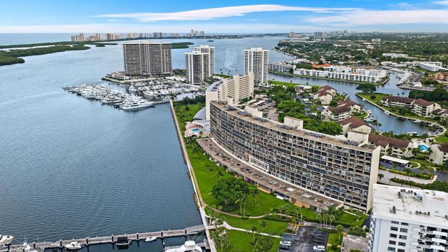 134 LAKESHORE Drive 316, North Palm Beach, FL 33408